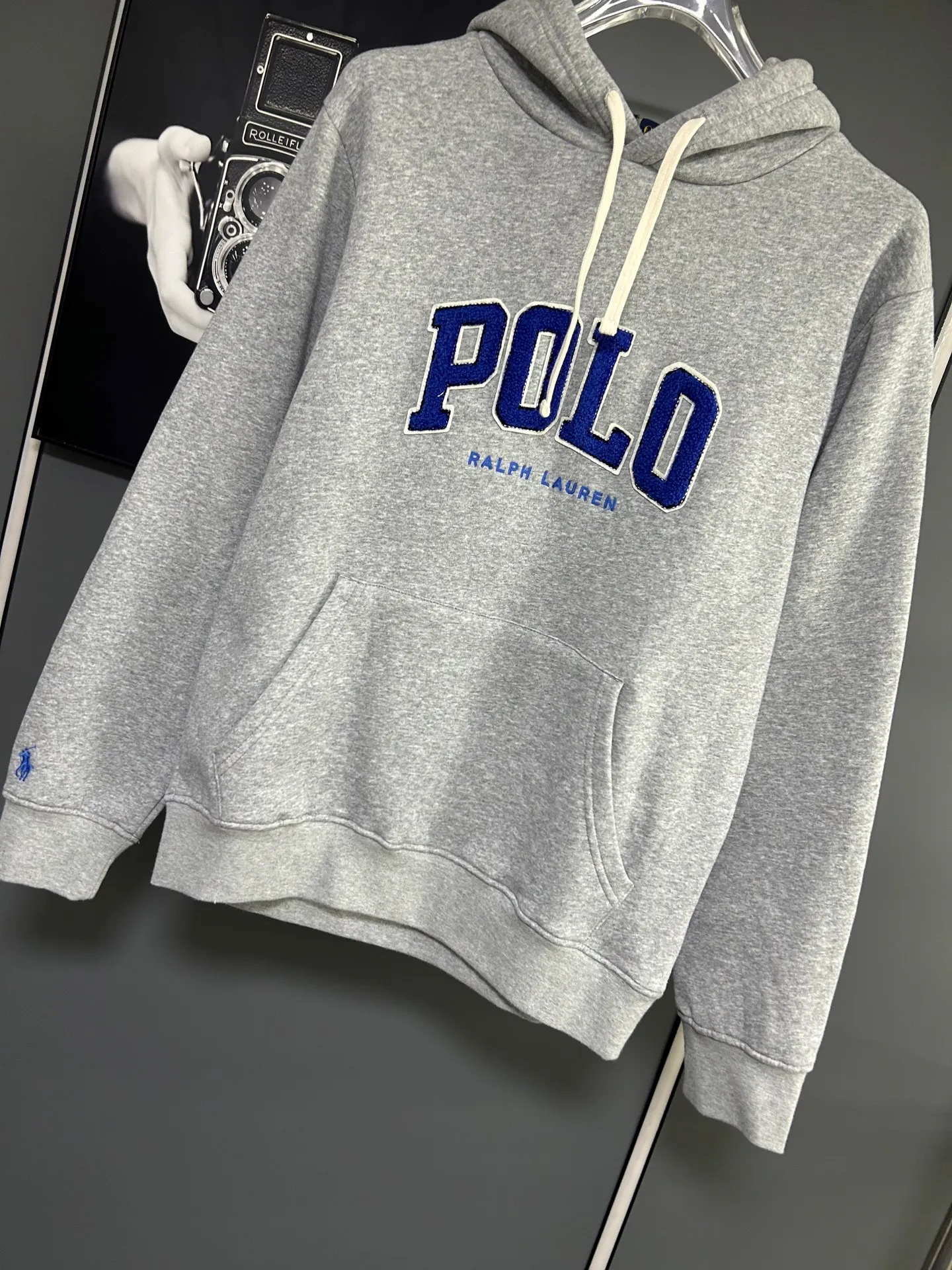 P230 𝗥𝗮𝗹𝗽𝗵 𝗟𝗮𝘂𝗿𝗲𝗻/Ralph Lauren🐎Towel embroidered hooded sweatshirt 380g Expo velvet hooded sweatshirt High-end official original one-to-one replica - customized original fabrics, accessories, hang tags, collar labels, and packaging are all made according to the original version to distinguish the cheap and wrong versions on the market This hooded sweatshirt is decorated with the simple style that represents Ralph Lauren and is paired with the classic Polo towel embroidery pattern, which is three-dimensional and full! The solid color fabric paired with exquisite embroidery instantly sets it off! Hooded sports design, loose and casual fit! The overall texture is very strong! Through the pictures, we can feel the thickness and texture of custom-woven and dyed threads. The workmanship is exquisite. They are shipped from major foreign trade factories. They are all made by masters with many years of experience. Everything is of high standards and requirements! Simple and versatile style ~ super delicate and soft, close to the body without being tied, all fabrics and accessories are original custom-made and of high quality! Perfectly reflects the brand’s sense of superiority! Standard cut, comfortable stretch, unrestricted movement! Highly practical, high-end and classy! Versatile style ~ can be paired with jeans or jogging pants. Ideal for transitioning from your morning commute to weekend events!  Color: Gray Blue Size: S-2XL